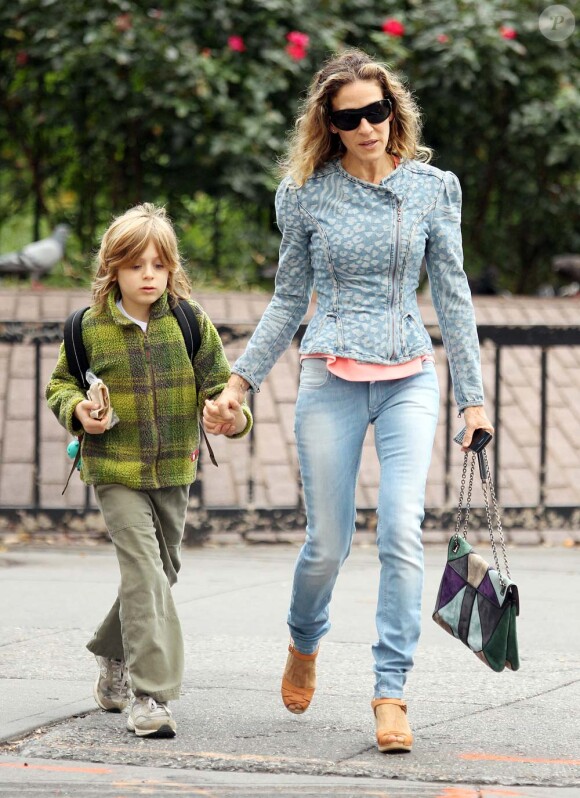 Sarah Jessica Parker et son fils James, à New York, le 23 septembre 2011.