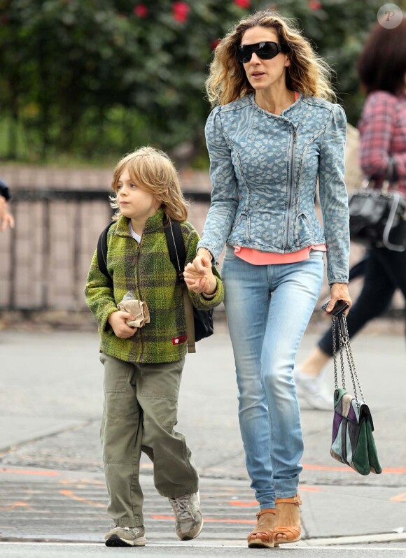 Sarah Jessica Parker et son fils James, à New York, le 23 septembre 2011.