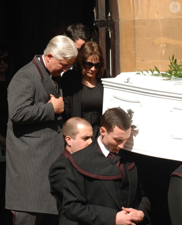 Jack Tweed et Jackiey Budden lors de l'enterrement de Jade Goody en avril 2009 à Essex 