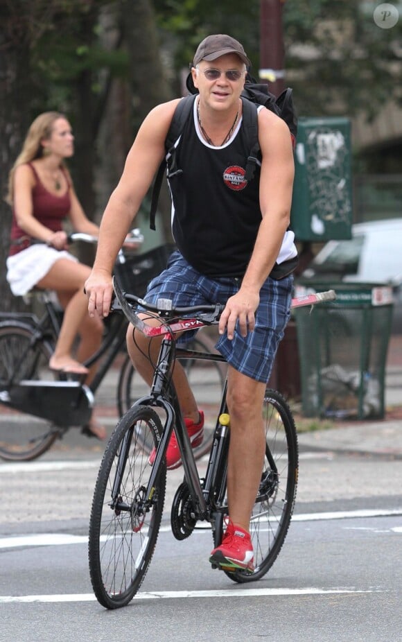 Tim Robbins fait du vélo dans New York le 25 septembre 2011