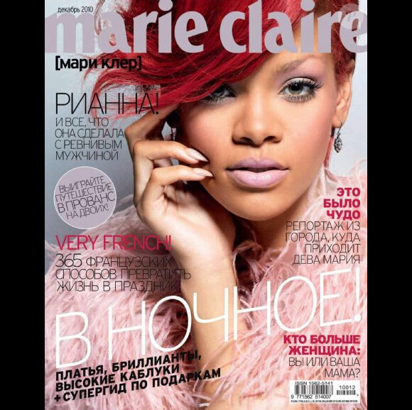 La chanteuse Rihanna, rayonnante avec ses cheveux rouges, était en Une du Marie Claire russe de décembre 2010.