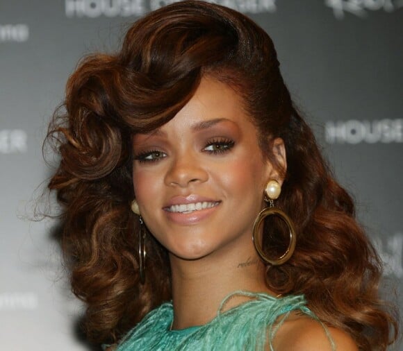 Le canon de beauté Rihanna, revenue à une couleur de cheveux plus conventionnelle, a charmé la capitale anglaise pour le lancement de son parfum Reb'L Fleur. Londres, le 19 août 2011.