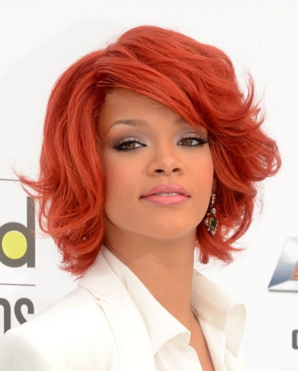 La chanteuse Rihanna a illuminé le tapis rouge des Billboard Music Awards dans un look masculin et blanc immaculé, contrastant avec sa coiffure rouge. Las Vegas, le 22 mai 2011.