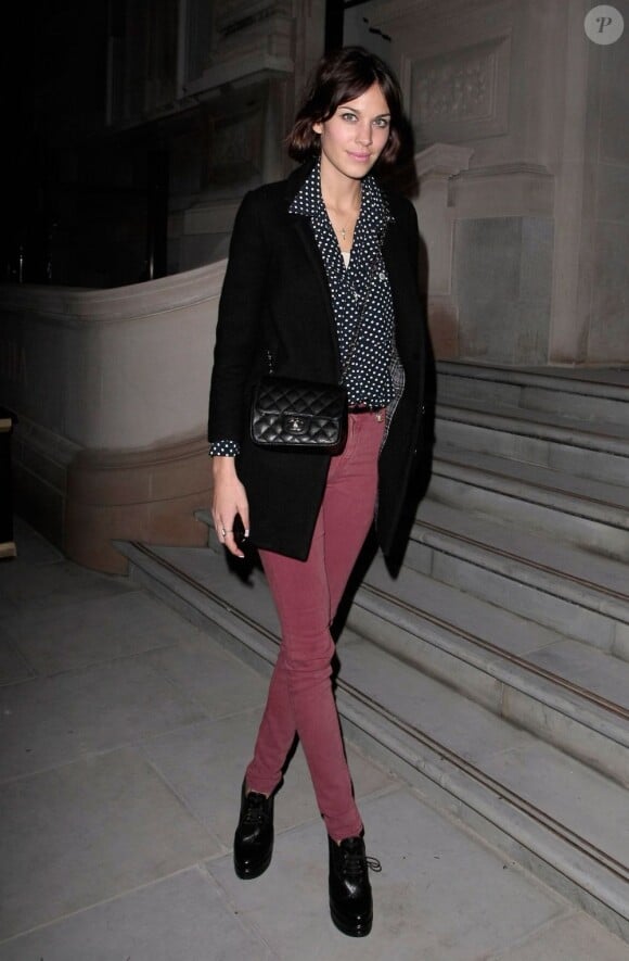 La fashionista Alexa Chung mixe Topshop et Chanel pour un look stylé. Londres, le 15 mars 2011.