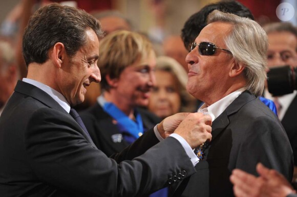 Nicolas Sarkozy décore onze personnalités intellectuelles et du monde du spectacle, à l'Élysée, le 28 septembre 2011.