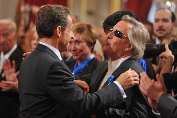 Nicolas Sarkozy décore onze personnalités intellectuelles et du monde du spectacle, à l'Élysée, le 28 septembre 2011. Ici Gilbert Montagné