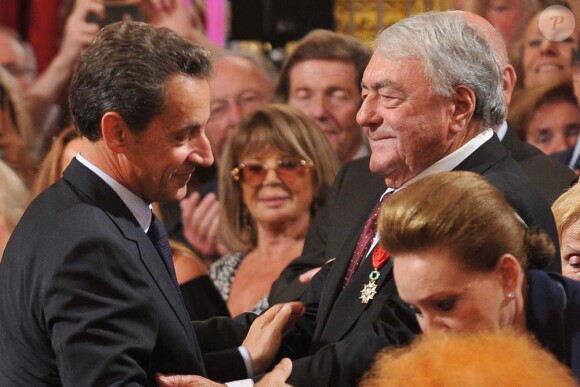 Nicolas Sarkozy décore onze personnalités intellectuelles et du monde du spectacle, ici Claude Lanzmann, à l'Élysée, le 28 septembre 2011.