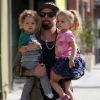 Joel Madden retrouve sa femme Nicole Richie avec leurs enfants Harlow et Sparrow. Los Angeles, 28 septembre 2011