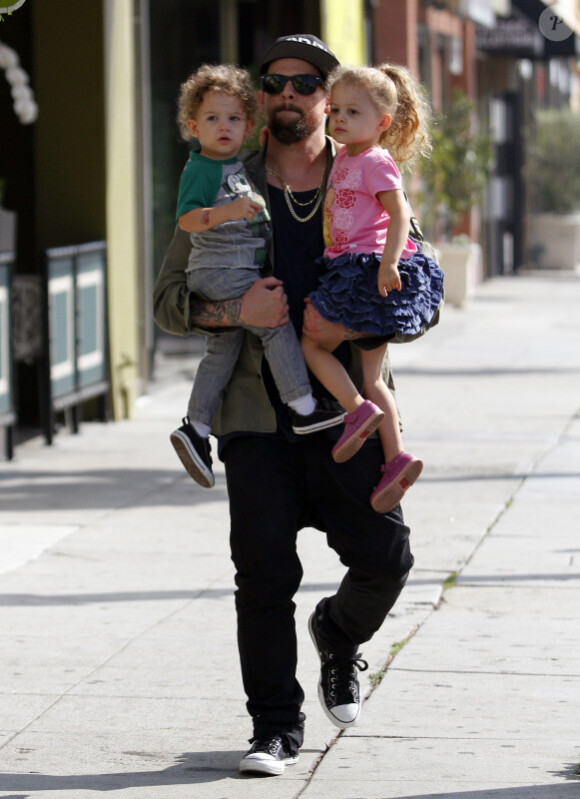 Joel Madden retrouve sa femme Nicole Richie avec leurs enfants Harlow et Sparrow. Los Angeles, 28 septembre 2011