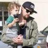 Après avoir déposé sa fille à Nicole Richie, Joel Madden repart avec leur fils Sparrow. Los Angeles, 28 septembre 2011