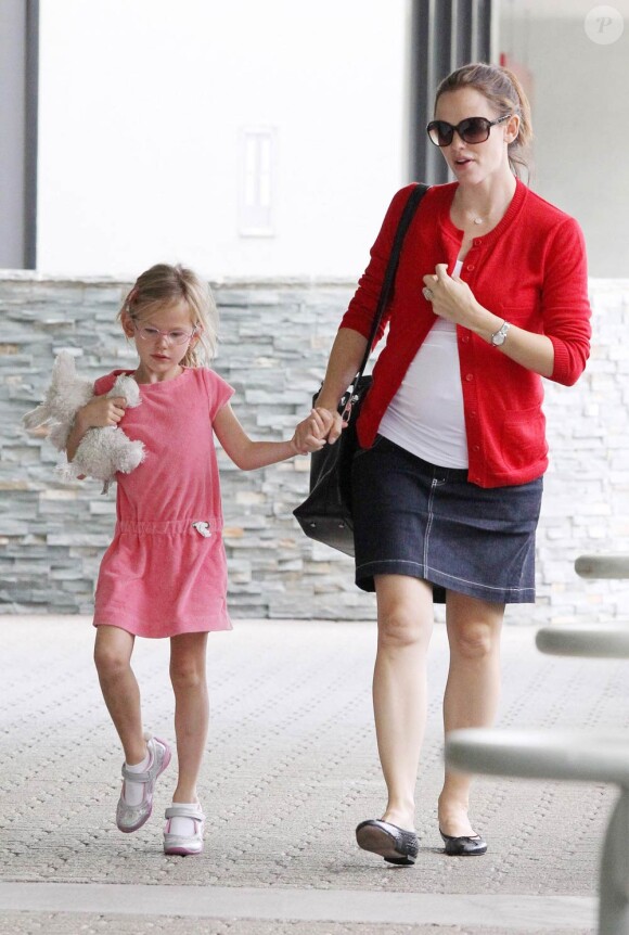 Jennifer Garner, enceinte, et sa fille Violet, à Los Angeles, le vendredi 29 septembre 2011.