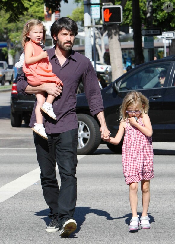 Ben Affleck se balade avec ses deux filles le samedi 1er octobre 2011.
