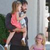 Ben Affleck se balade avec ses deux filles le samedi 1er octobre 2011.