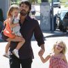 Ben Affleck se promène avec ses deux fillettes, à Los Angeles, le samedi 1er octobre 2011.