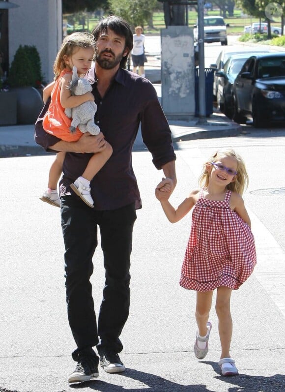 Ben Affleck se promène avec ses deux fillettes, à Los Angeles, le samedi 1er octobre 2011.