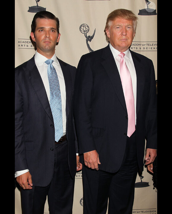 Donald Trump et son fils Donald Trump, Jr. posent lors de l'émission The Celebrity Appentice, à New-York en avril2011