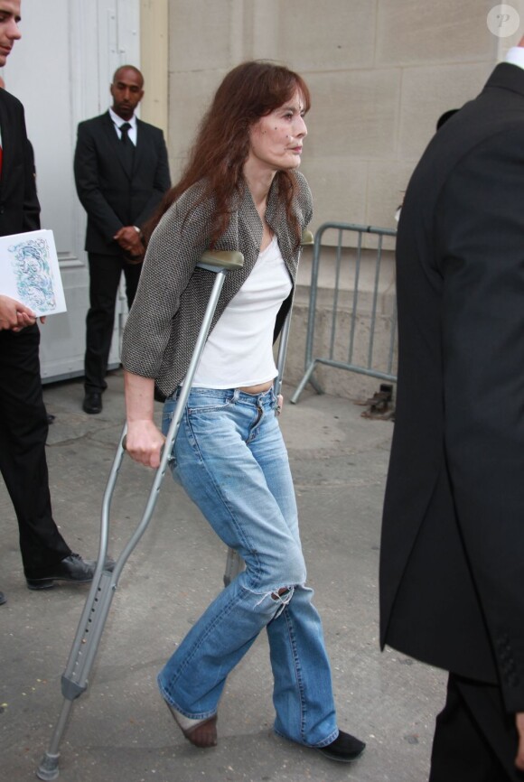 Lulu Gainsbourg arrive au défilé Chanel avec sa mère Bambou. Paris, 4 octobre 2011