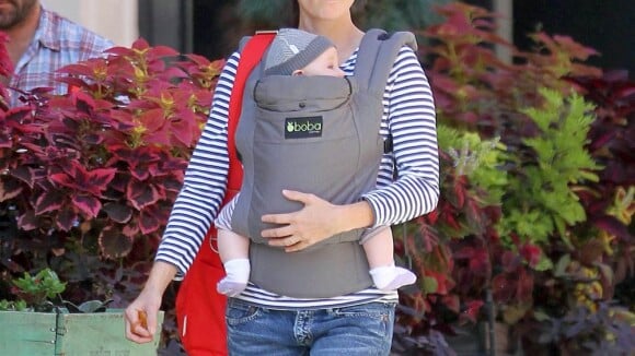 Jennifer Connelly et son adorable bébé contre son coeur