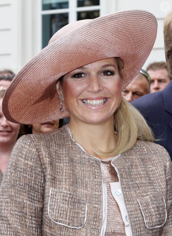 La princesse Maxima des Pays-Bas connaît un début de mois d'octobre chargé. Revenue d'une inauguration à Utrecht, elle a adopté un look beaucoup plus apprêté pour inaugurer les bâtiments rénovés du Conseil d'Etat, dont la reine Beatrix est la présidente, le 5 octobre à La Haye.