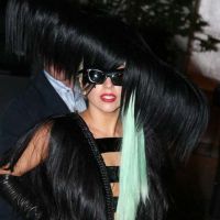Lady Gaga dévoile des parties de son corps dans son body de poils