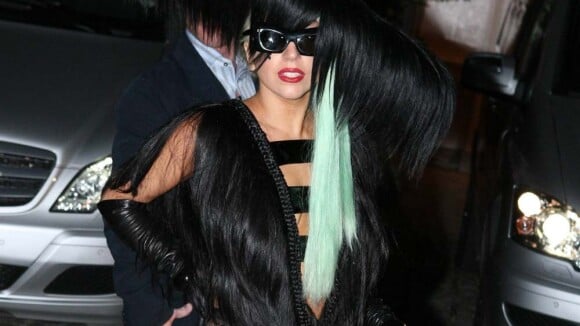 Lady Gaga dévoile des parties de son corps dans son body de poils