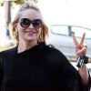 Sharon Stone sort d'un restaurant de Beverly Hills le 6 octobre 2011