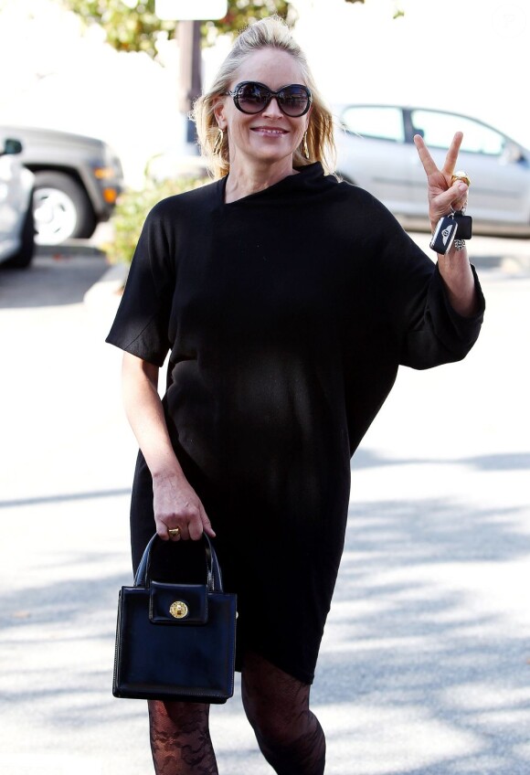 Sharon Stone sort d'un restaurant de Beverly Hills le 6 octobre 2011