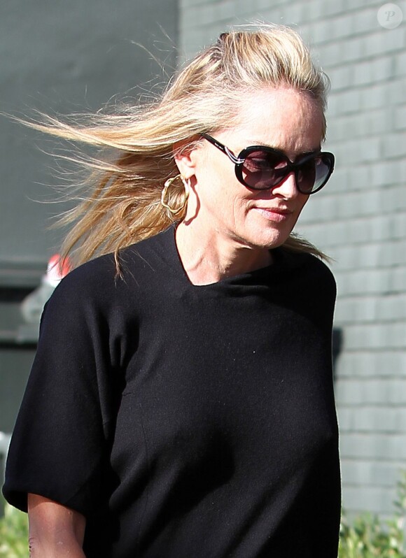 Sharon Stone sort d'un restaurant de Beverly Hills le 6 octobre 2011