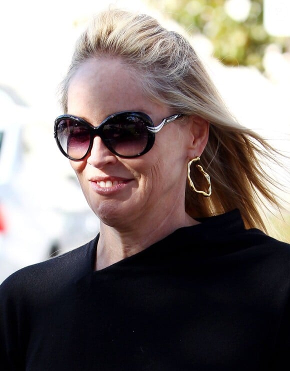 Toujours lookée, Sharon Stone sort d'un restaurant de Beverly Hills le 6 octobre 2011