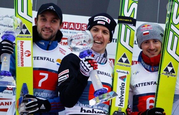 Pavel Karelin (photo : à gauche, le 1er janvier 2011, lors de sa 2e place au tournoi Four Hills à Garmisch-Partenkirchen), grand espoir du saut à skis russe, qui devait mener son équipe aux JO de Sotchi, est mort le 9 octobre 2011, tué sur la route.