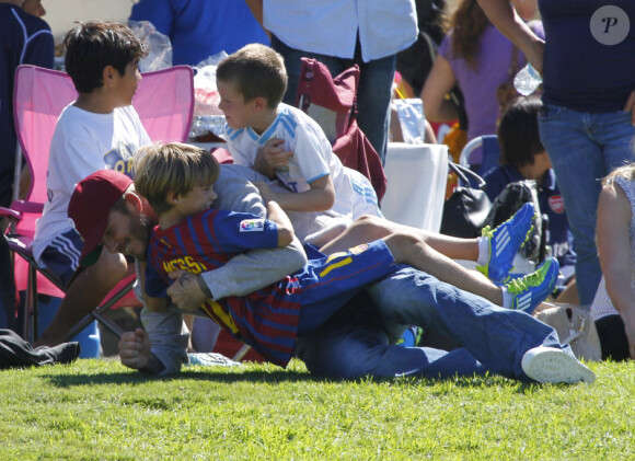 David Beckham en pleine bagarre avec ses enfants Romeo et Cruz le 9 octobre 2011 à Los Angeles