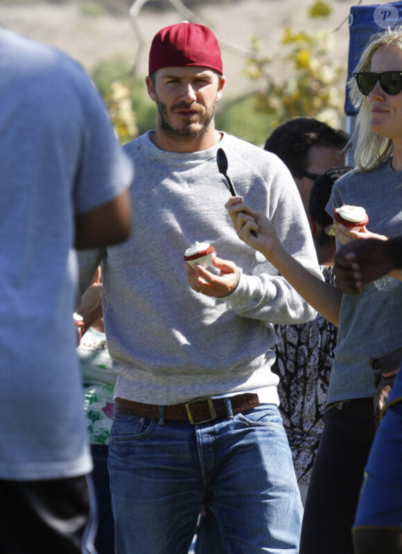 David Beckham, s'offre un petit plaisir gourmand le 9 octobre 2011 à Los Angeles