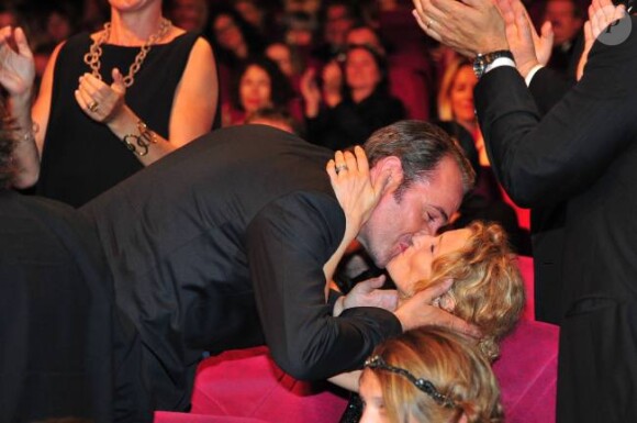 Jean Dujardin et Alexandra Lamy au festival de Cannes en mai 2011 ; l'acteur vient d'apprendre qu'il a reçu le prix d'interprétation