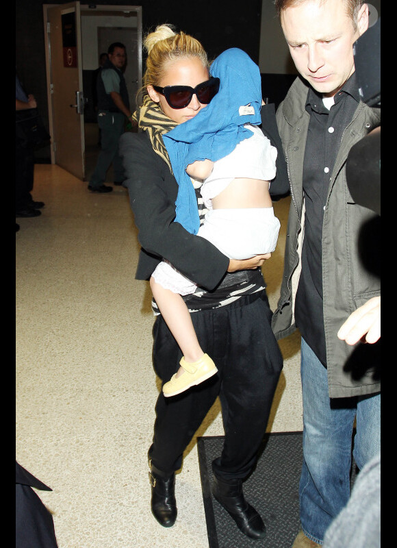 Nicole Richie inséparable de sa fille Harlow dès son arrivée à Los Angeles le 9 octobre 2011