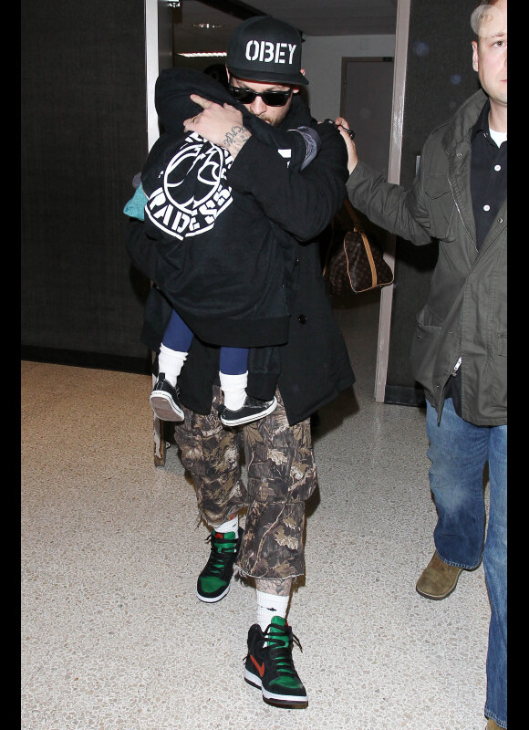 Joel Madden à son arrivée à LAX après un voyage parisien avec ses enfants et sa femme Nicole Richie. Le 9/10/11 à Paris