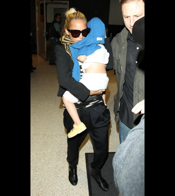 Nicole Richie avec sa fille dans les bras, à Los Angeles. Le 9 octobre 2011