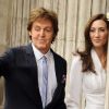 Dans quelques minutes, ils se diront oui : Paul McCarntey et Nancy Shevell arrivent de la mairie de Westminster, à Marylebone, dimanche 9 octobre.