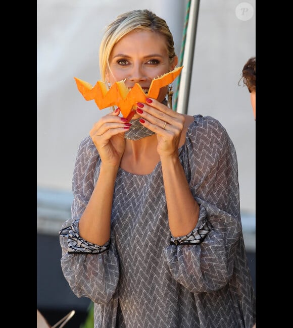 Heidi Klum s'est bien amusée en se rendant à Mr. Bones Pumpkin Patch pour promouvoir Project Runway, à Los Angeles, le 11 octobre 2011