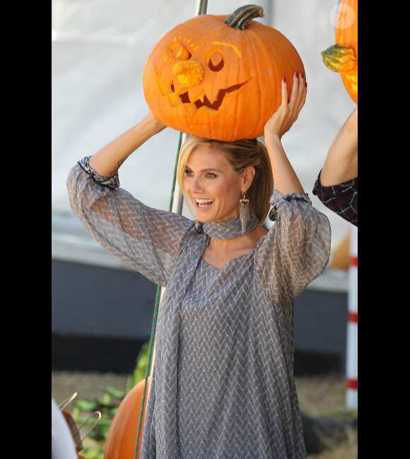 Heidi Klum porte fièrement sa citrouille. Elle s'est rendue à Mr. Bones Pumpkin Patch pour promouvoir Project Runway, à Los Angeles, le 11 octobre 2011