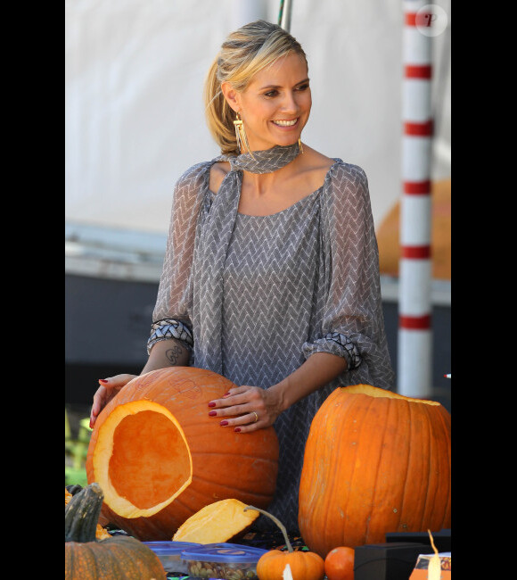 Heidi Klum s'est rendue à Mr. Bones Pumpkin Patch pour promouvoir Project Runway, à Los Angeles, le 11 octobre 2011