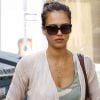 Jessica Alba n'oublie jamais de prendre soin d'elle avec une petite manucure. Ici, dans les rues de Los Angeles le 11 ocobre 2011