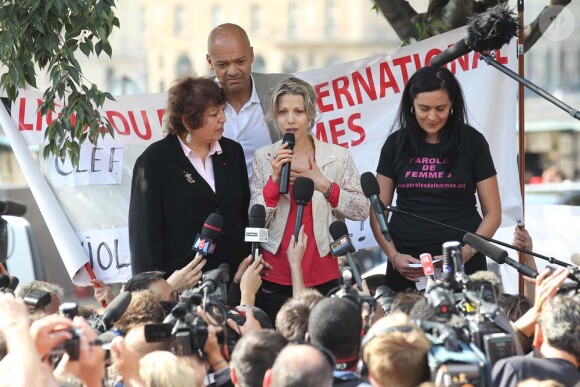 Tristane Banon entourée de Fadila Mehal, présidente de l'association Les Mariannes de la Diversité, et Olivia Cattan, présidente de l'association Paroles de Femmes, lors d'un rassemblement place du châtelet, à Paris, le 24 septembre 2011.