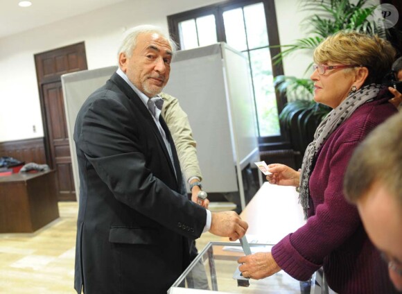 Dominique Strauss-Kahn vote au premier tour des primaires socialiste, à Sarcelles, le 9 octobre 2011. il a confirmé par la suite avoir voté pour Martine Aubry.