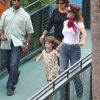 Salma Hayek et sa fille Valentina se promène dans le grand aquarium de Miami le 15 octobre 2011