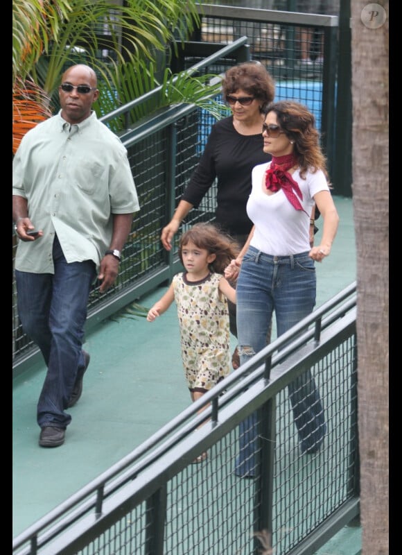 Salma Hayek et sa fille Valentina se promène dans le grand aquarium de Miami le 15 octobre 2011