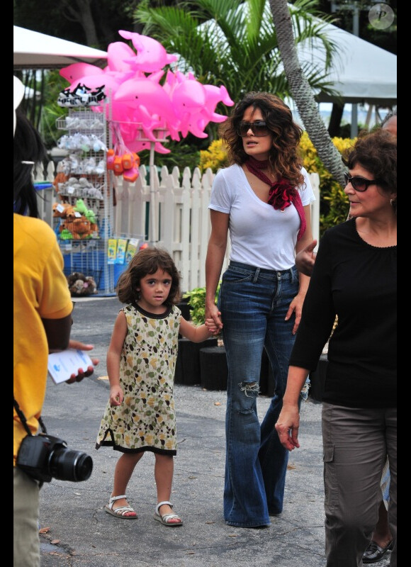 Salma Hayek et sa fille Valentina, qu'elle a eue avec François-Henri Pinault, à Miami le 15 octobre 2011