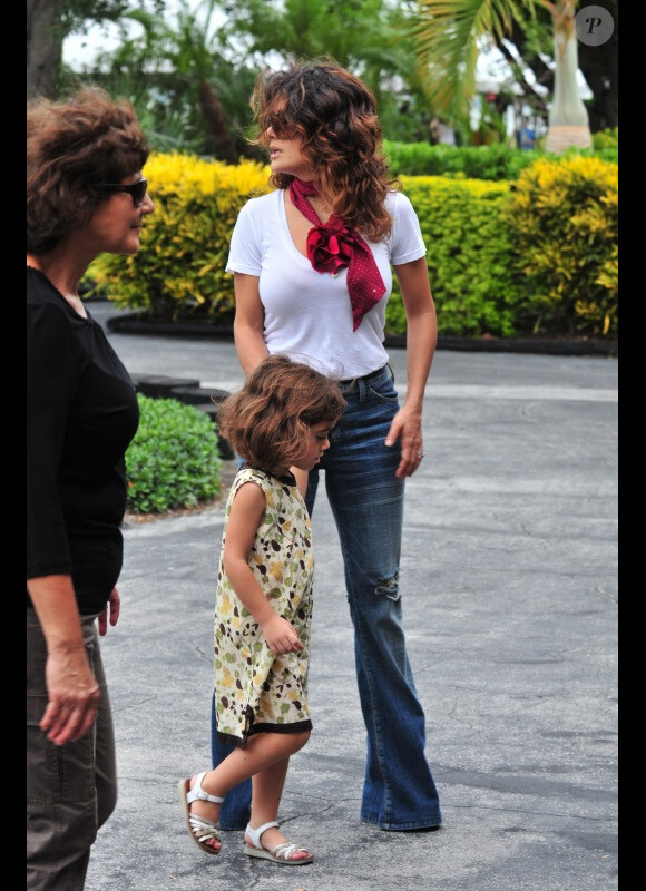 Salma Hayek et sa fille Valentina, visitant l'aquarium de Miami le 15 octobre 2011