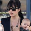 Selma Blair avec son fils Arthur, déjeune en terrasse du restaurant La Conversation. 15 octobre 2011