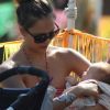 Jessica Alba pouponne sa petite Haven pendant qu'Honor choisit une citrouille. Cash Warren est comblé de bonheur entouré des trois femmes de sa vie ! Los Angeles, 15 otobre 2011