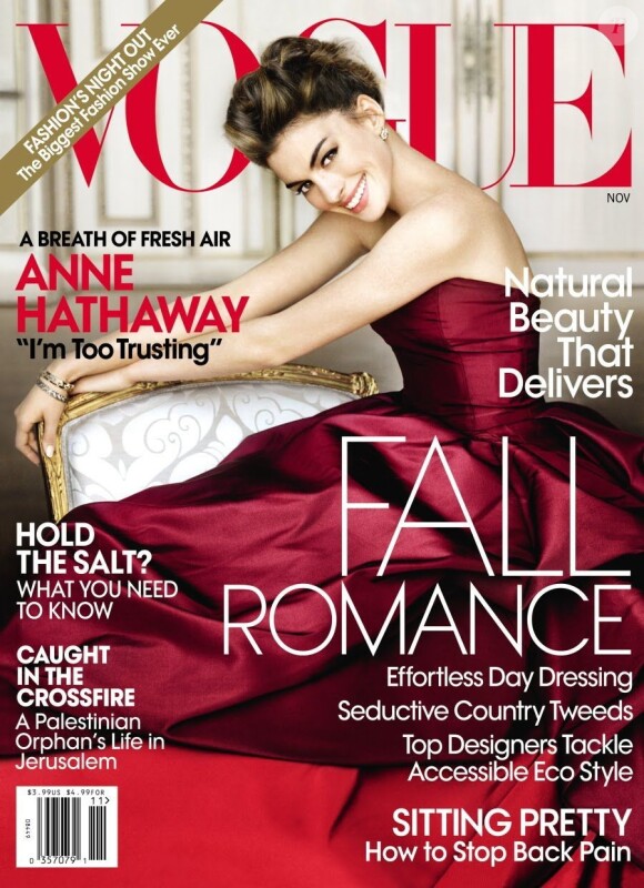 Habillée par Oscar De La Renta, Anne Hathaway conforte son statut de fashion icon en posant une nouvelle fois pour Vogue. Novembre 2010.